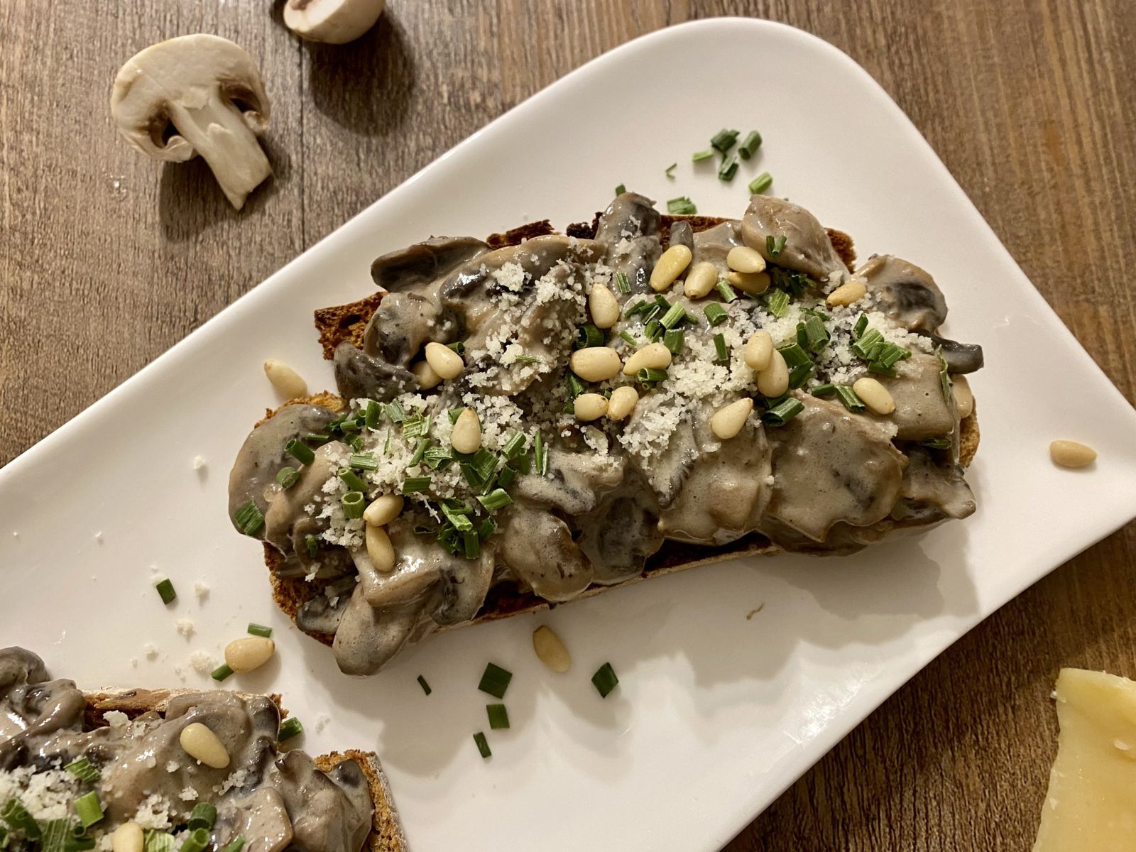 Bruschetta aux champignons, parmesan et pignons de pin