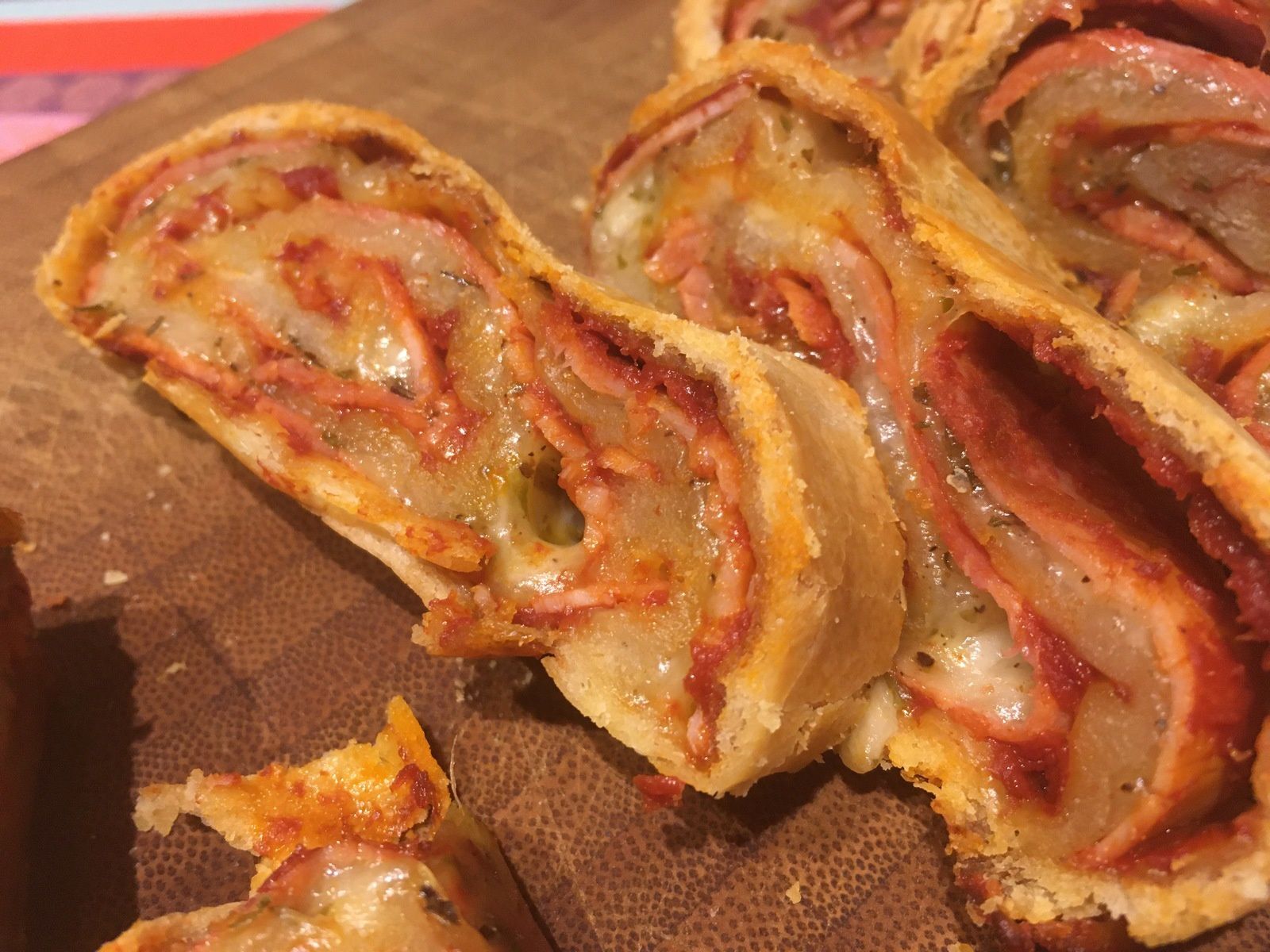 Pizza roulée au jambon, mozzarella et origan