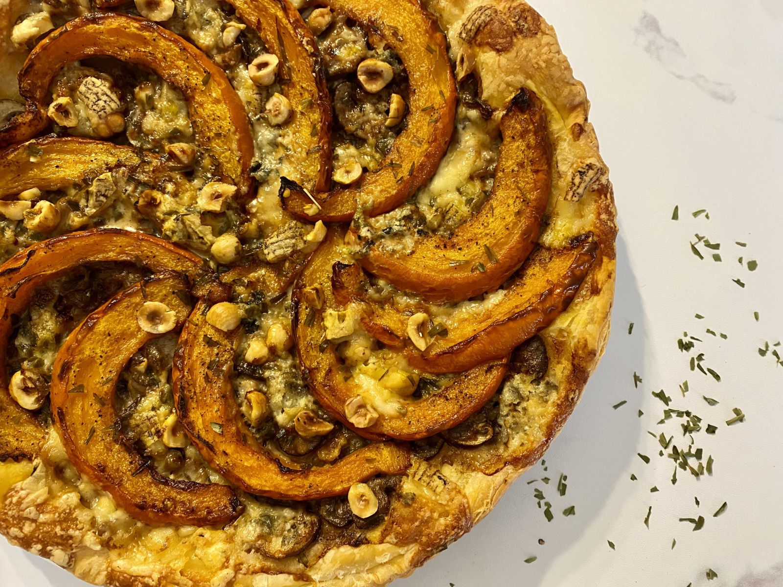 Tarte fine aux champignons, potimarron et roquefort