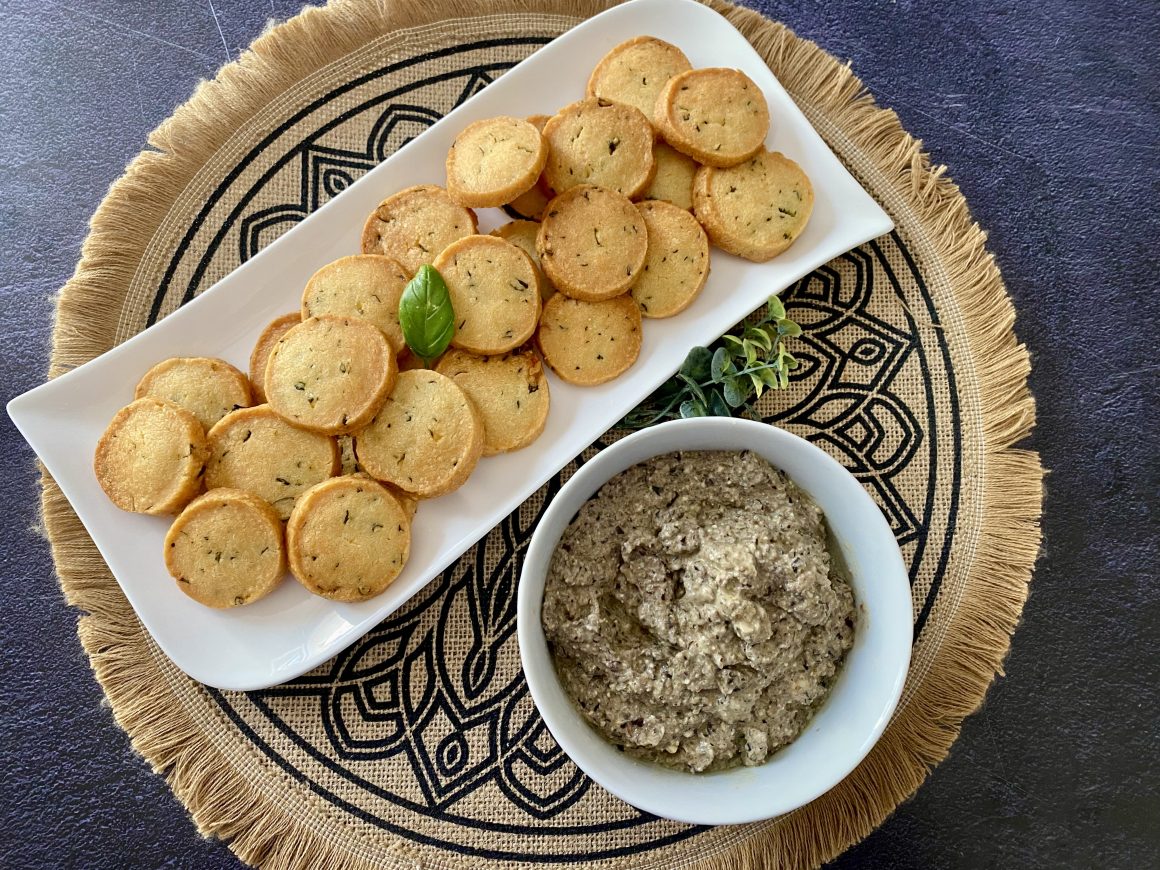 Sablés au parmesan et crème d'olives