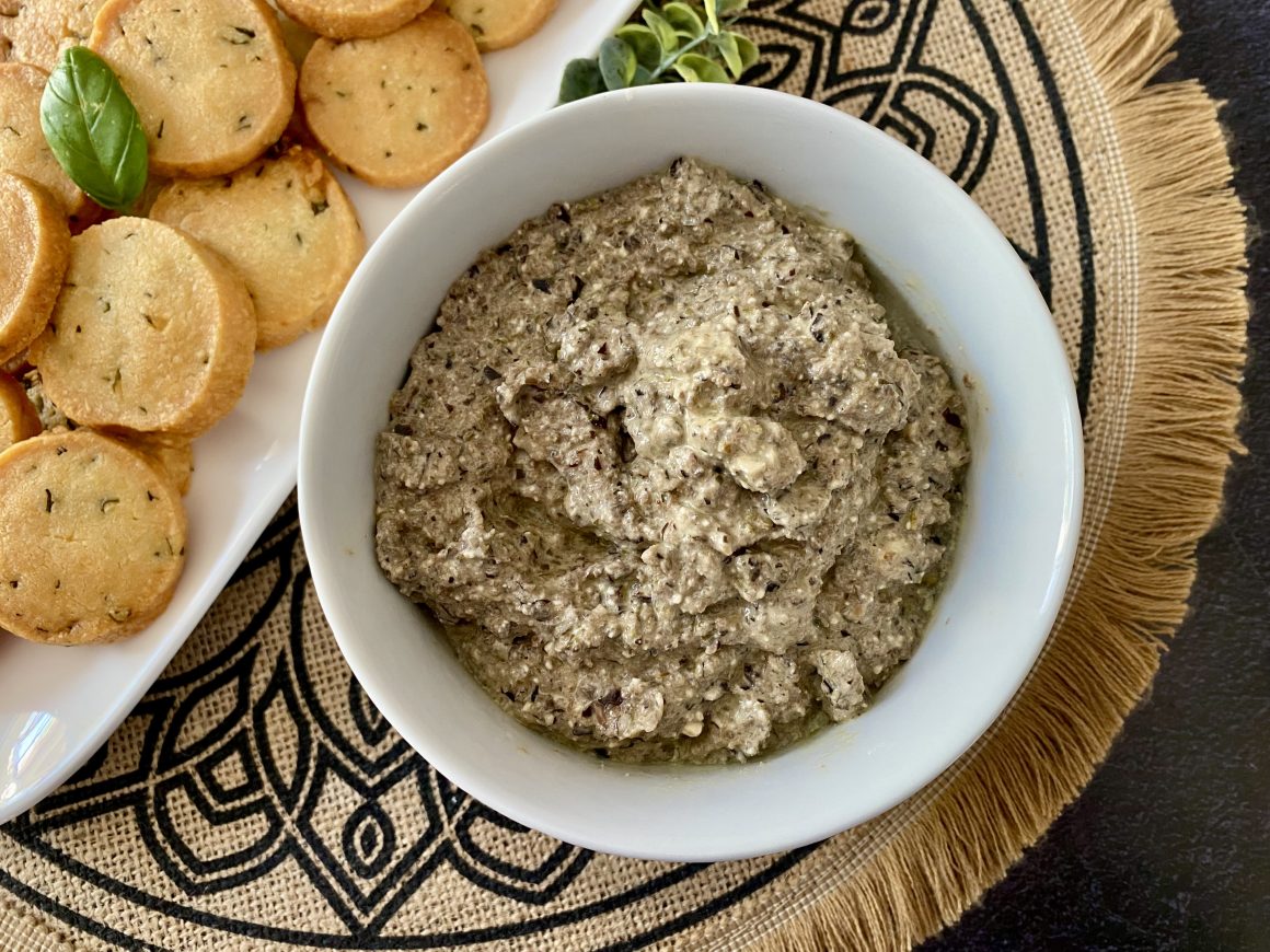 Sablés au parmesan et crème d'olives''